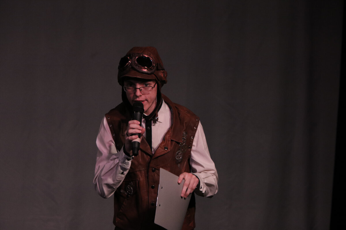 Ведущий программы Александр Заболотний - актёр Ассоциации кольчугинских театров 