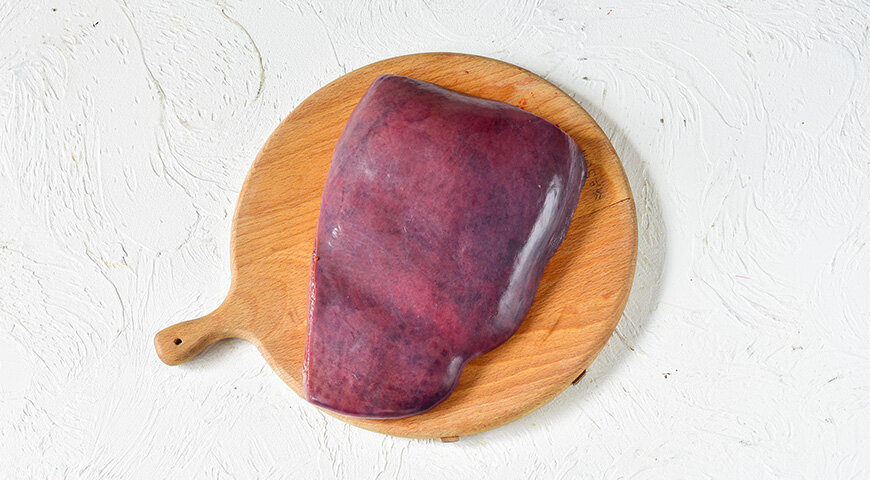 1. Подготовьте все ингредиенты. Опустите печенку в теплую воду на 5 мин. Затем достаньте и осторожно обсушите бумажными полотенцами. Переложите на рабочую поверхность.
