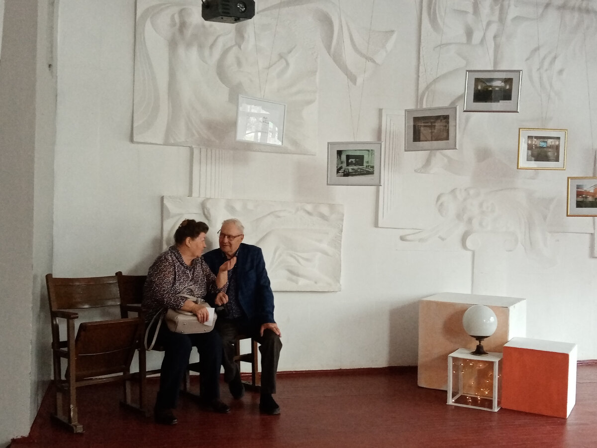 На скамейке вдвоём... Кресла, которые были в большом зале в 30-е годы