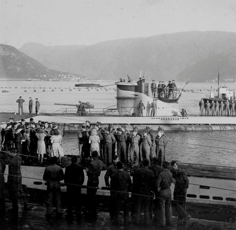Немецкие подводные лодки U-251, U-255 и U-408 в гавани Нарвика после похода на конвой PQ-1