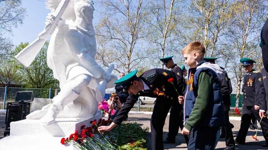     Монумент поставили всего в полукилометре от российско-китайской границы на заставе Казакевичево.