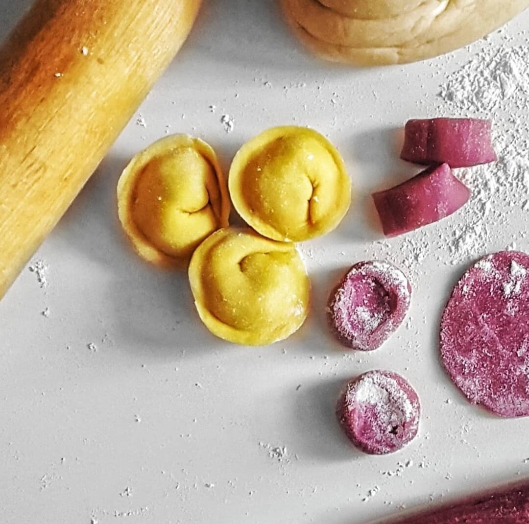 ПЕЛЬМЕНИ , да не простые, а разноцветные 🤗 своими руками ▶️Сохраняйте простой рецепт, собирайтесь своей семьей👨‍👩‍👧‍👦 за столом и лепите домашние пельмени.

Конечно сейчас проще купить пельмени, 15 минут⏱ и все готов.
Но приятнее и полезнее как для здоровья, так и для семьи пельмени сделанные своими руками.

Сегодня мы сделали пельмени домашние из разноцветного теста

РЕЦЕПТ⬇️ Готовим тесто :
🔸️1 стакан теплой воды
🔸️1-2 яйца
🔸️Щепотка соли
🔸️Мука
.
🔶️Для розового цвета в воду добавили сок свеклы
🔶️Для желтого цвета в воду добавили сок морковки и куркуму
🔶️Для зеленого цвета в воду добавить сок из зелени
.
🏺Сок мы сделали простым способом – натерли на терке и выжили.

Тесто замесить и пусть минут 30 ⏳полежит в целлофановом пакете.

Фарш готовим конечно самостоятельно. 
Мясо перекрутили с луком и специями, можно добавить зелень. 😊В наше время мы все реже и реже находим время для задушевных разговор с семьей или друзьями, так почему не провести час, другой за полезным делом. Приготовить пельмешки без спешки
😉 ⠀ 
