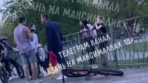     В конце апреля в сети распространилось видео драки супругов и подростков в Горкинско-Ометьевском лесу. Очевидец произошедшего прокомментировал детали инцидента Inkazan.