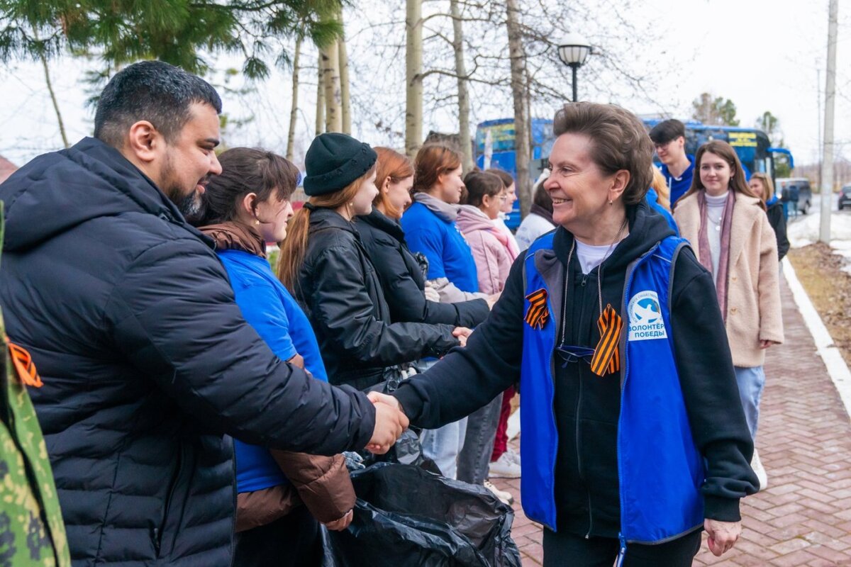    Губернатор Югры и жители поселка Сергино навели порядок у памятника «Воинам — защитникам Отечества»