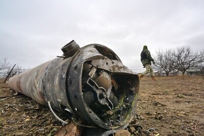    Ракета (предположительно, финского производства), упавшая в жилой сектор в районе города Васильевка ©Александр Гальперин РИА Новости