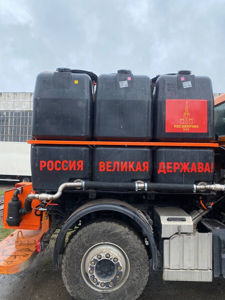 Поливомоечная машина “ShockWorker” на шасси КамАЗ-65115 - Поливомоечная  машина “ShockWorker” на базе КамАЗ-65115 бывает с пластиковыми баками или с  металлической ёмкостью. АКЦИЯ на навесное поливомоечное оборудование.  Большие скидки до середины апреля