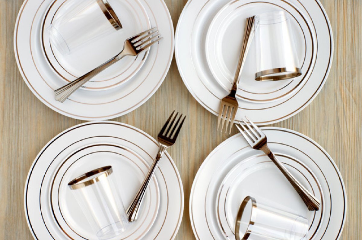    Одноразовый пикник. Пластик есть даже в посуде из бумаги и дерева