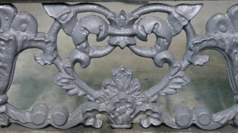     Сегодня внимательные горожане заметили, что в сквере у Национальной библиотеки Удмуртии появились коробки с металлоконструкциями, напоминающими элементы прежней исторической ограды.