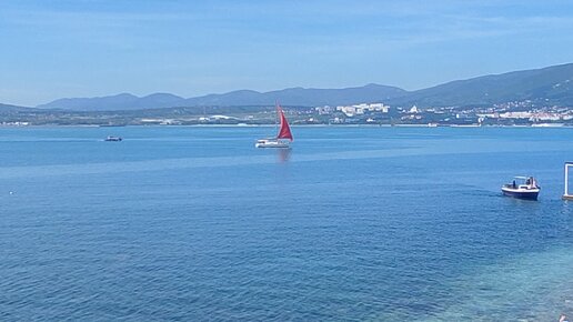 Алые паруса для Ассоль и невероятное синее море