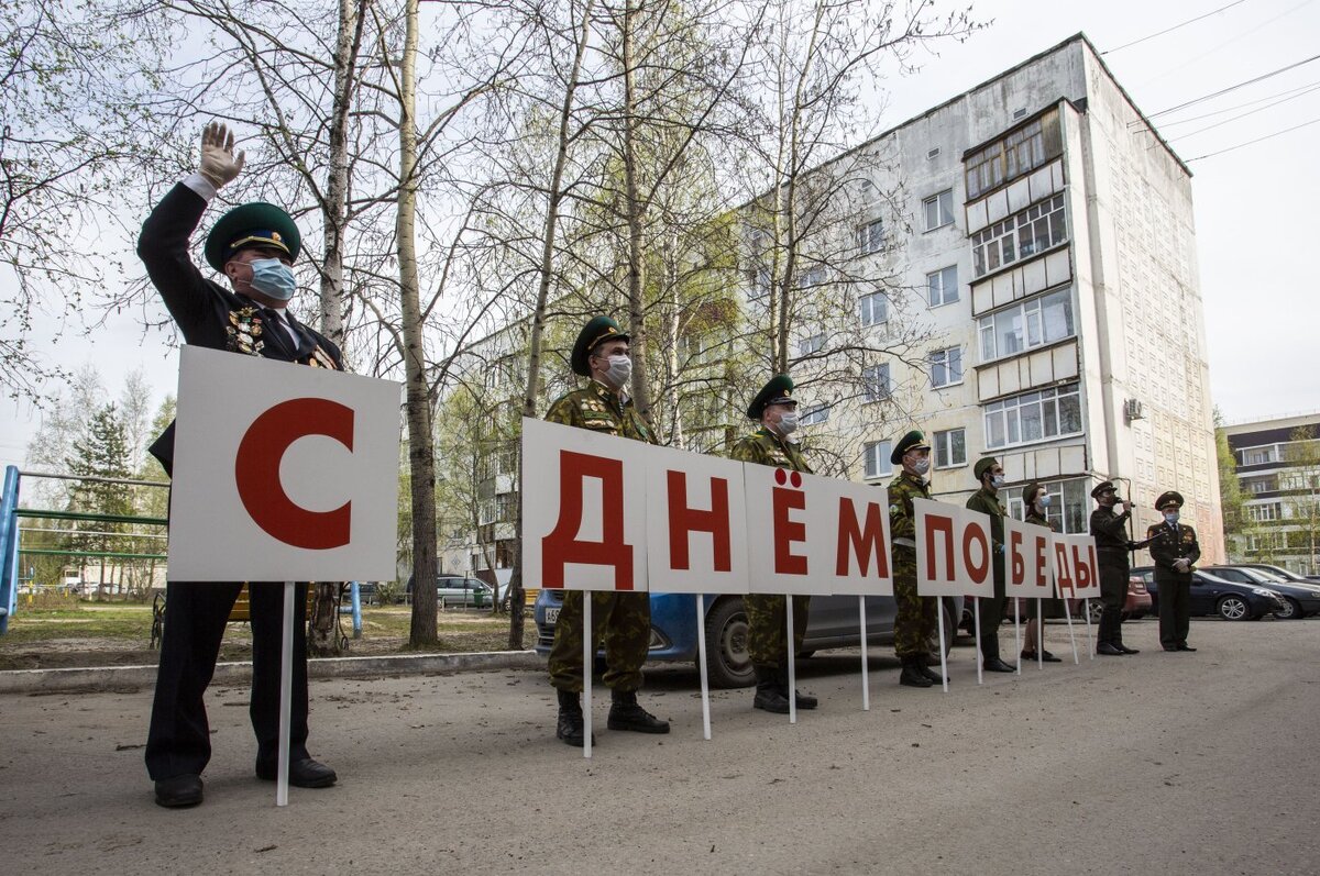    В Сургуте устраивают концерты под окнами ветеранов