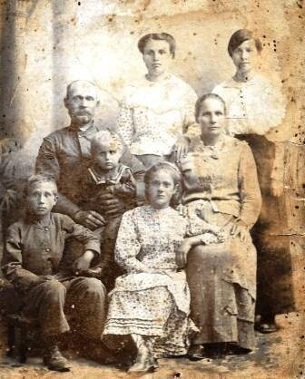 Прабабушка Матрена - по центру в первом ряду. 