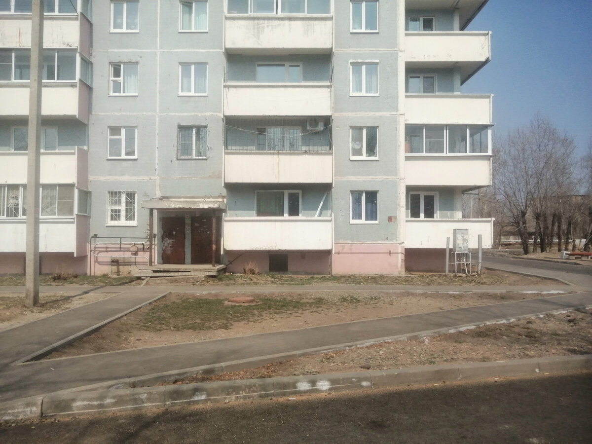 Наши 2 балкона справа на первом этаже, а с другой стороны дома ещё один балкон...