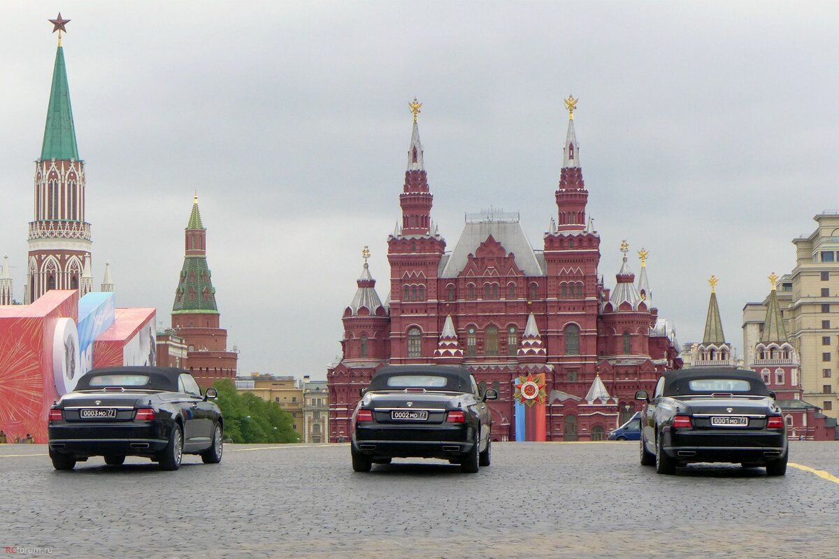 Итак, специально построенные кабриолеты на базе Aurus Senat принимают Парад Победы 9 мая уже в пятый раз. Кстати, с 2010 года парадные машин в стране постепенно стали окрашивать в черный цвет