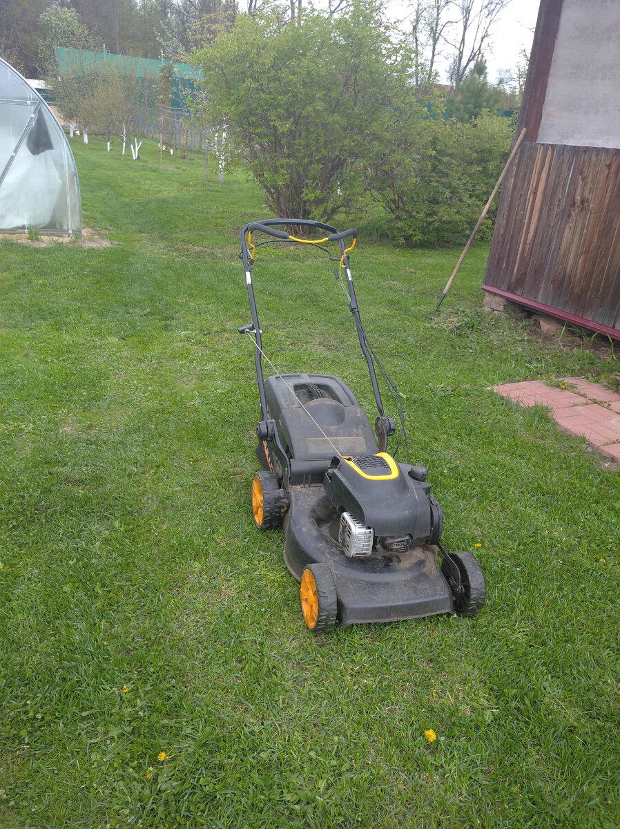 Наша газонокосилка. Уже не новая, она она классная