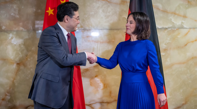 Цинь Ган и Анналена Бербок (фото с сайта russian.rt.com)