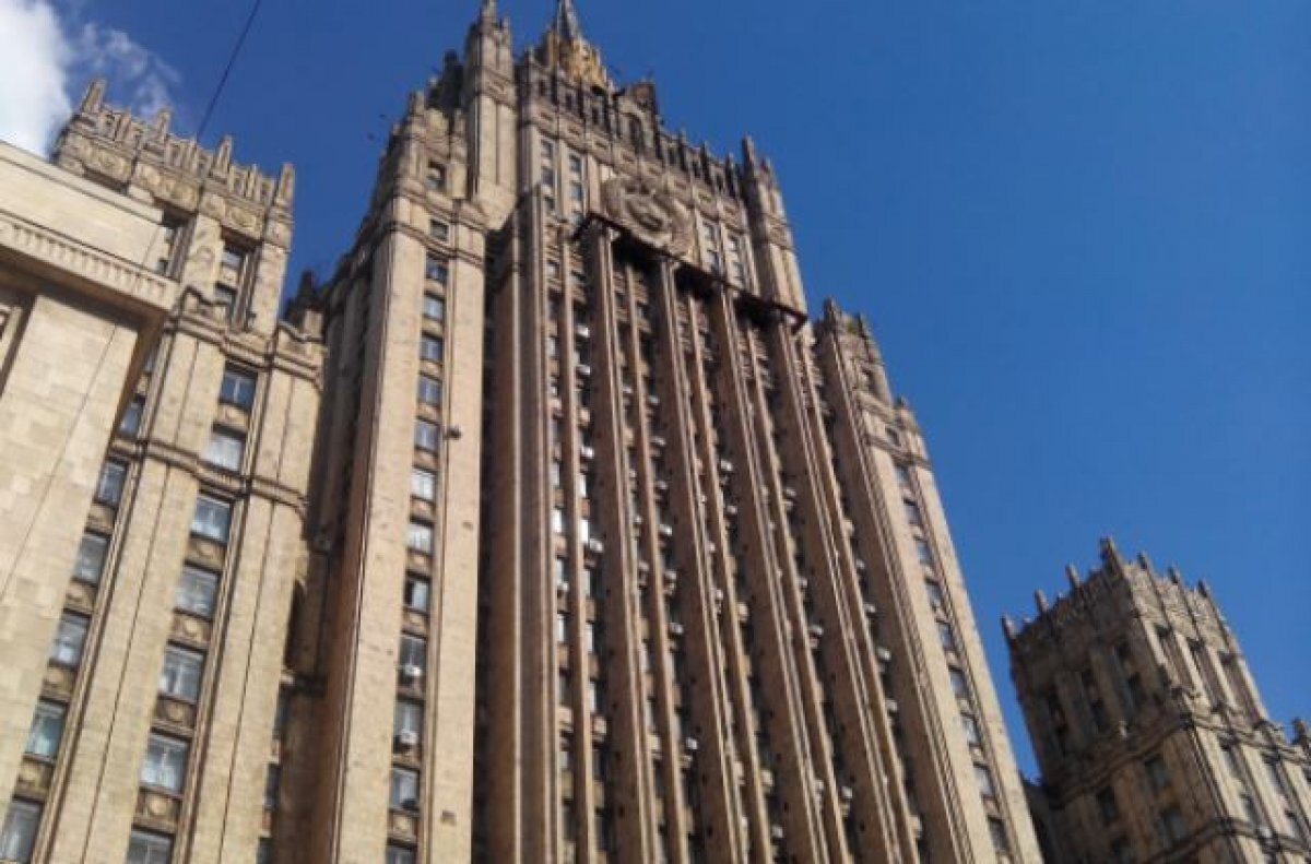    В МИД РФ пообещали ответить на инцидент с возложением цветов в Польше