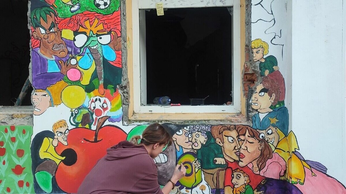     Участники фестиваля «Месторождение» украсили своими работами улицу Шаумяна в Ростове, результатами творчества они делятся в соцсетях.