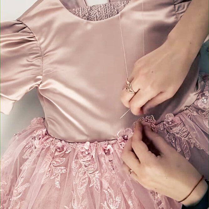    Нарядное детское платье своими руками Источник: Скриншот из видео