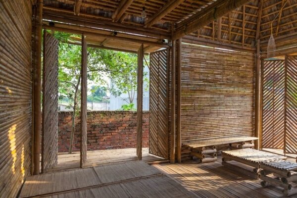 В идеале ребенок должен учиться в полной тишине, при хорошем свете и с использованием удобной мебели. Студентке Жизель Кассен не доставало только тишины - младшие братья не могли обеспечить этого условия для 21-летней девушки из Рио-де-Жанейро. Но ее отец решил эту проблему - соорудил на улице бамбуковый кабинет.