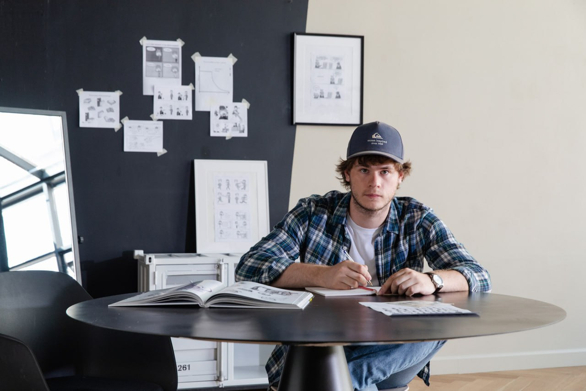 Вячеслав Зиновьев, комиксист, ВК: https://vk.com/zino_inc,  Дзен: https://zen.yandex.ru/zinocomics