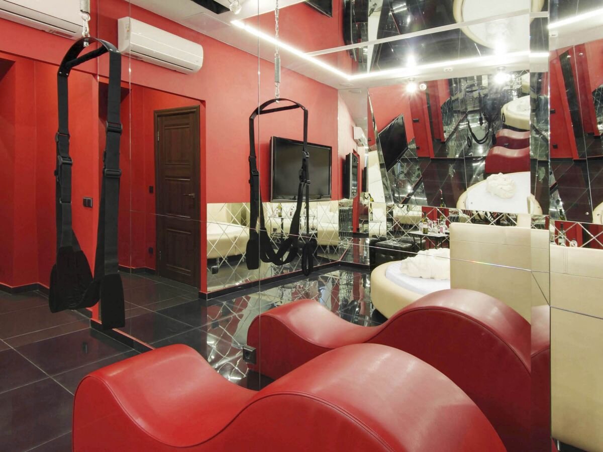 Бескаркасные качели в номере "Зеркальный" в отеле Подушкин на Васильевском острове в Санкт-Петербурге. 