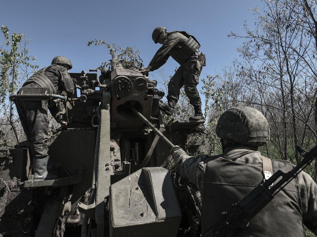    Военнослужащие ВС РФ во время подготовки самоходной артиллерийской установки (САУ) "Гиацинт-С" к боевой стрельбе на Ореховском направлении в Запорожской области© РИА Новости / Константин Михальчевский