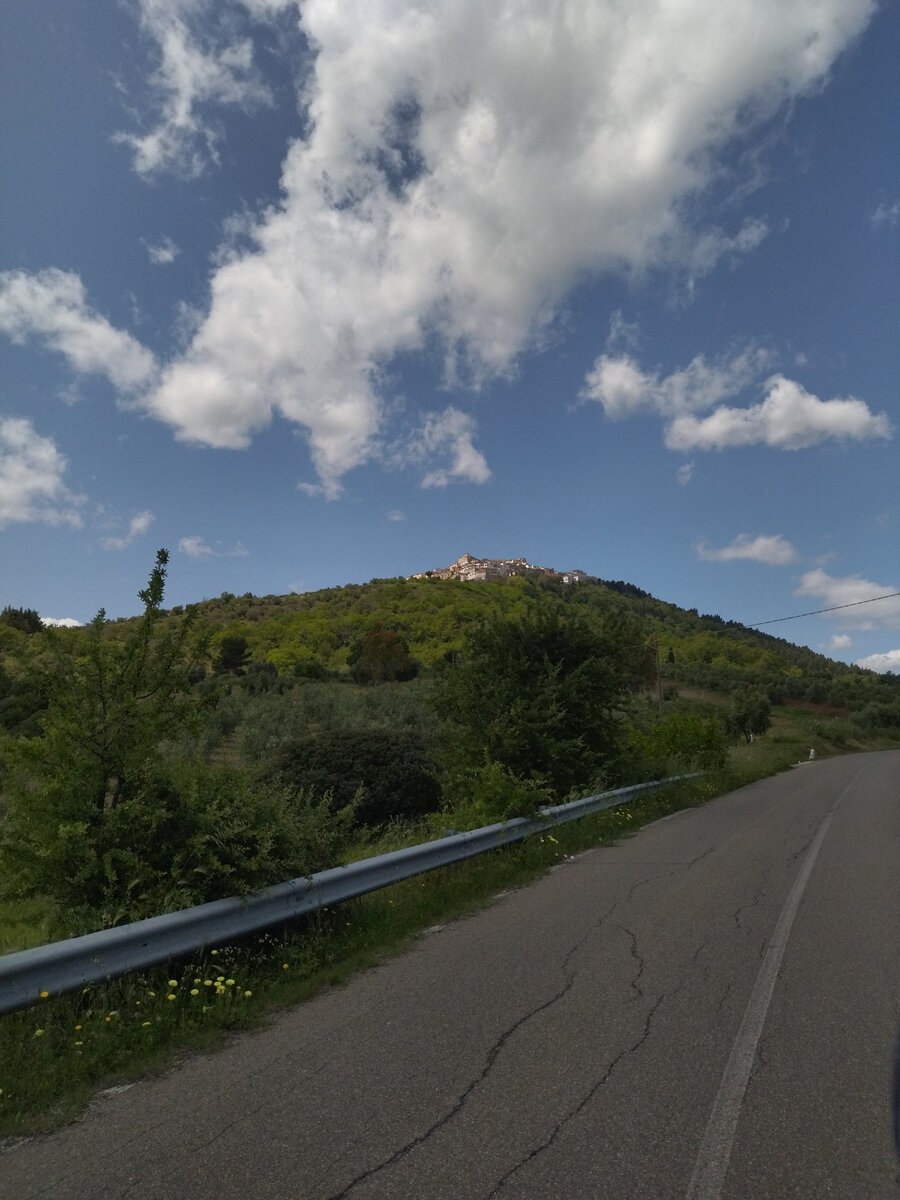 Вид на город Ротонделла с дороги