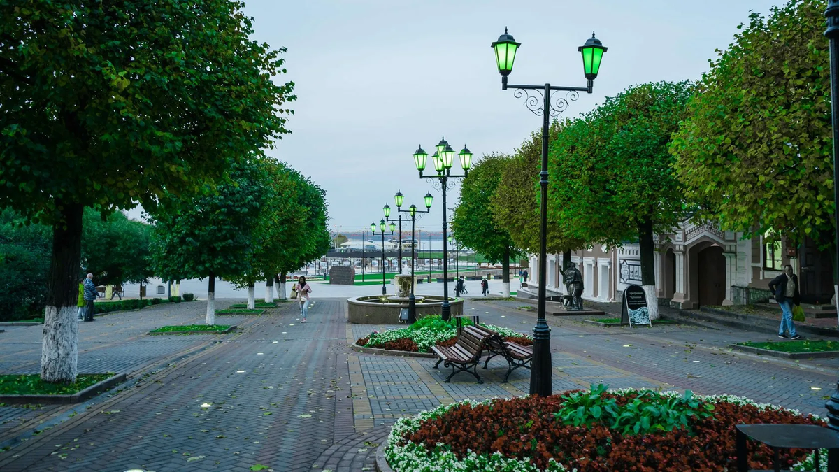 Красивые клумбы и большое количество скамеек на территории бульвара.