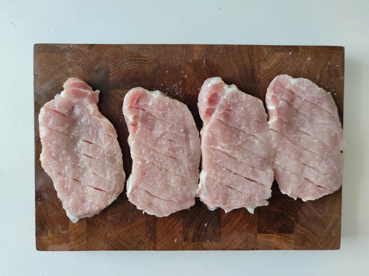 Нарезаем мясо на стейки толщиной 1- 1,5 см (на фото свинина карбонад 300 г). Делаем надрезы крест накрест и солим и перчим по вкусу