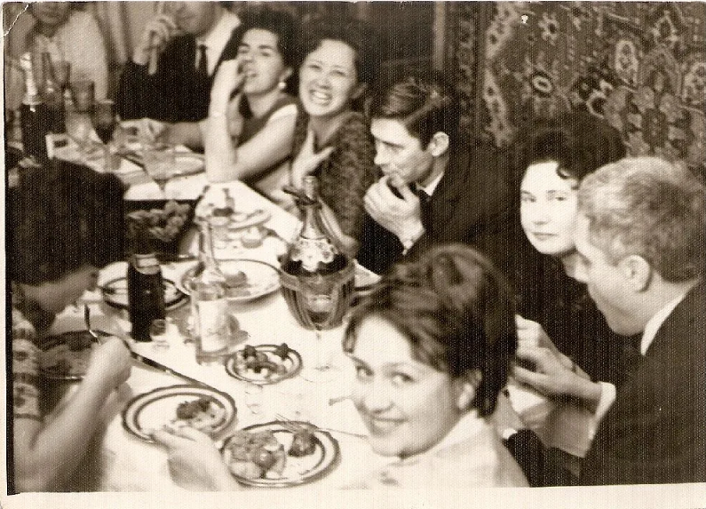 Традиции передаются из поколения в поколение. Голодное военное прошлое научило советских людей бережно относиться не только к вещам, но и к близким людям.-3