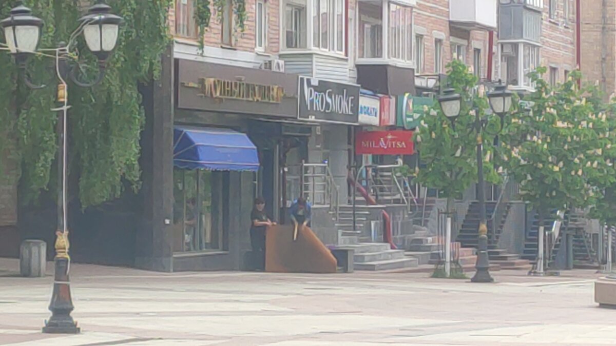    Как в центре Брянска две дамы из модного салона одежды грязный ковер выбивали avchernov