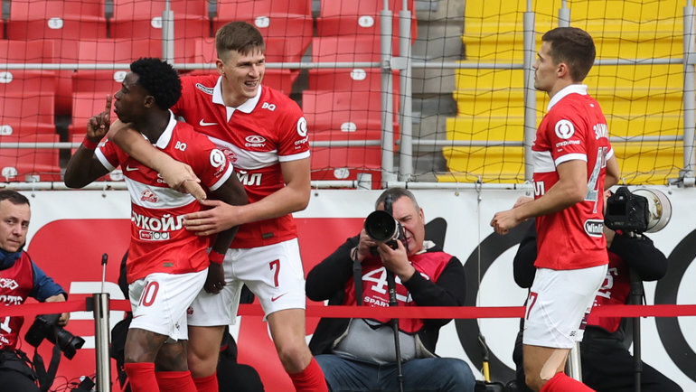    21 мая. «Спартак» — ЦСКА — 2:1. Квинси Промес празднует гол с Александром Соболевым и Романом Зобниным.Александр Федоров