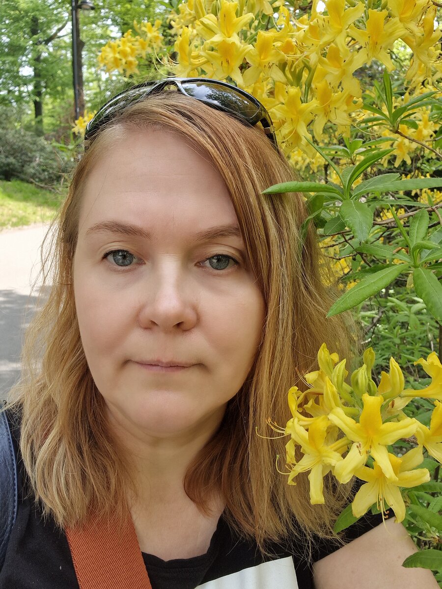 Это я, сегодня  с рододендроном)