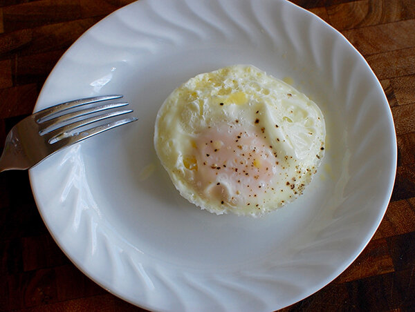 Рецепт для тех, кто любит есть на завтрак яичницу или одно яйцо на тосте. А также для тех, кому лень вынуть сковороду и пожарить яйцо.-8