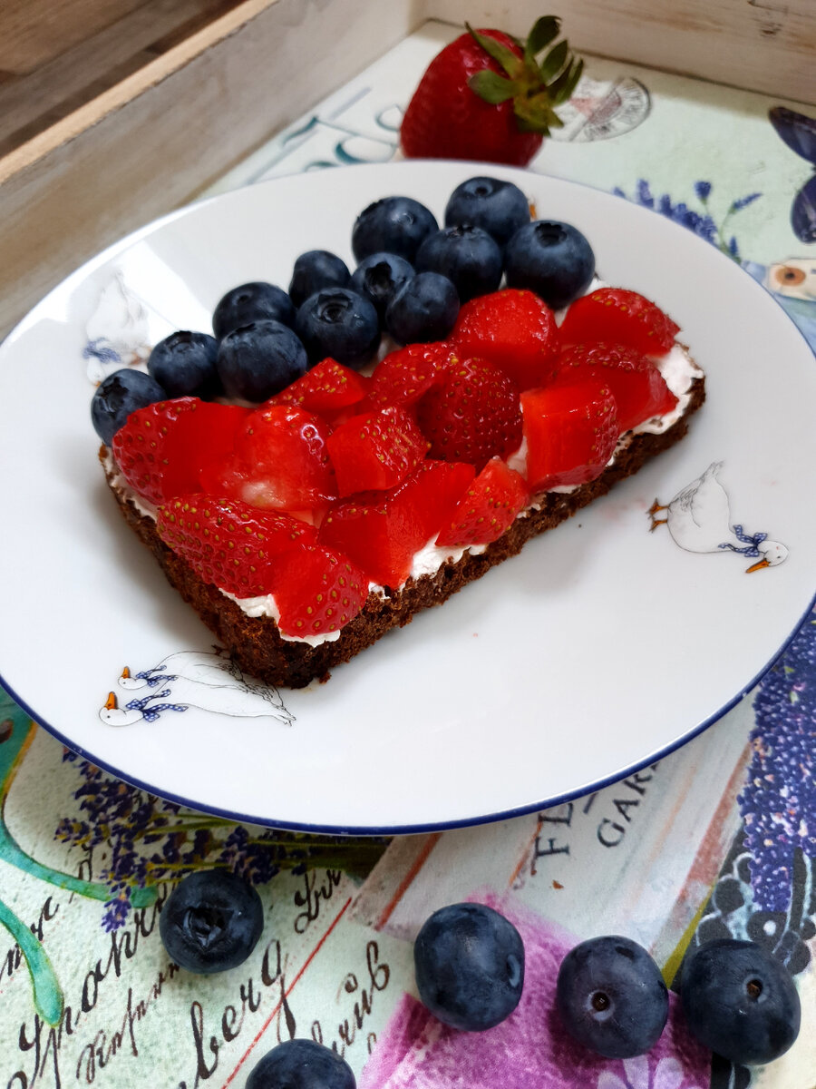Давайте приготовим на завтрак вот такой красивый, вкусный и супер полезный сэндвич - второе блюдо из "клубничного меню".