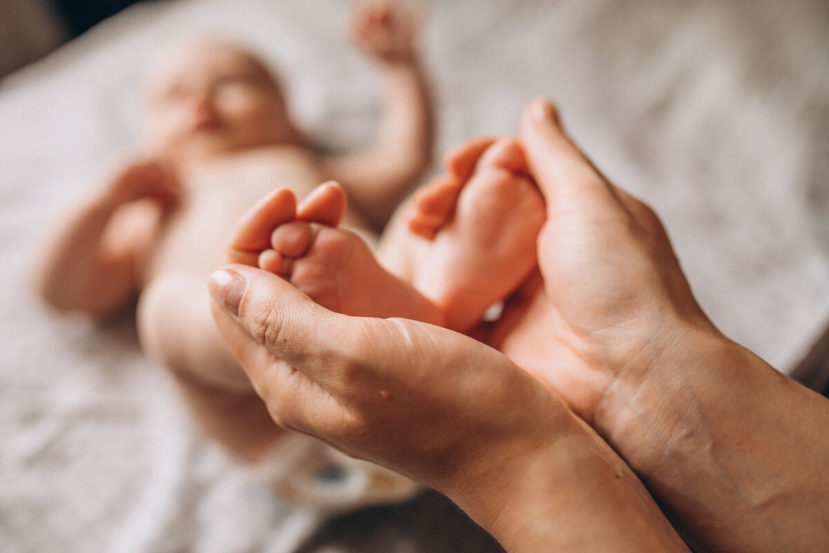    https://www.freepik.com/free-photo/mother-holding-newborn-baby-feet_10024994.htm#query=родить&position=6&from_view=search&track=ais