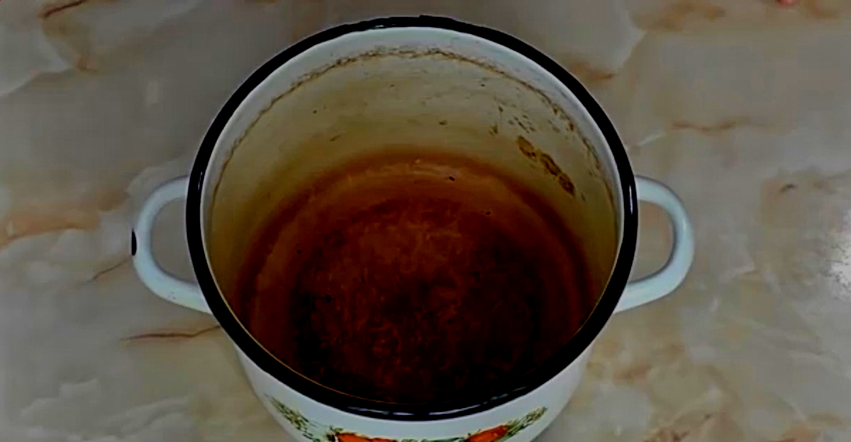 Отмыть контейнеры пластмассовые. Чистка разделочной доски. Чистка серебра мыльным раствором. Клей для очистки сковороды. Затем почистить.