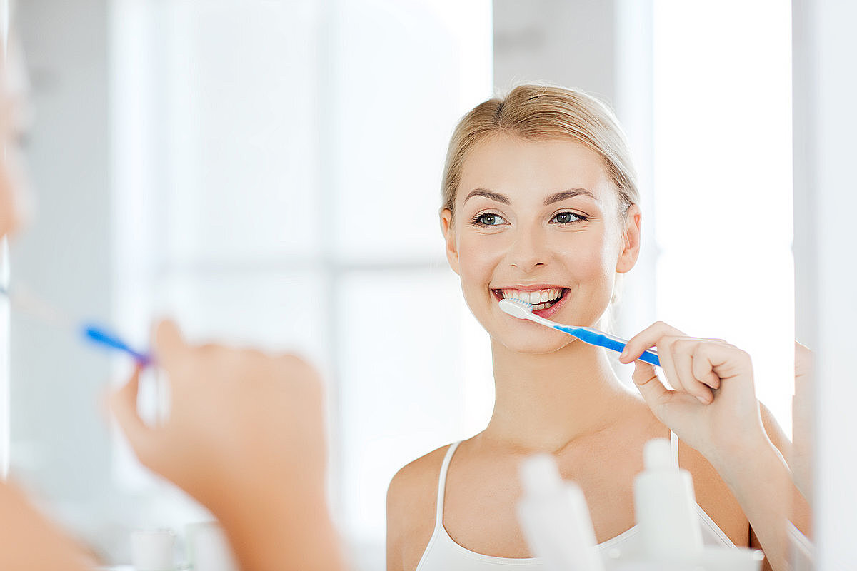 2. Нужно ли чистить зубы после перекусов?