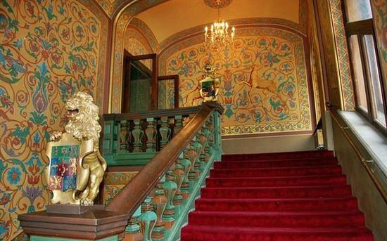 Под этой лестницей и были спрятаны фамильные ценности