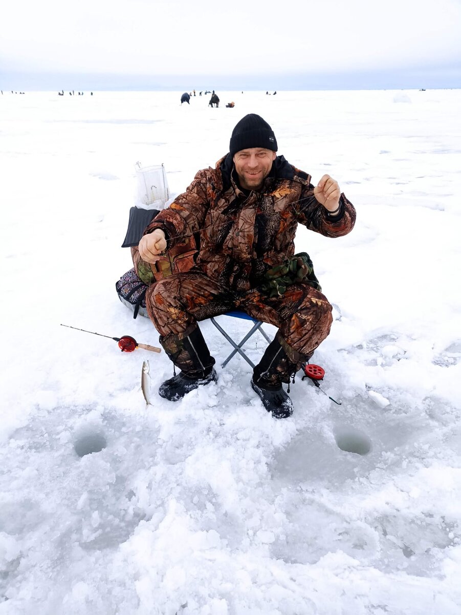 Роман радуется) Добытчик! Многие ставят себе еще и палатки, для тепла. Особенно женщины)
