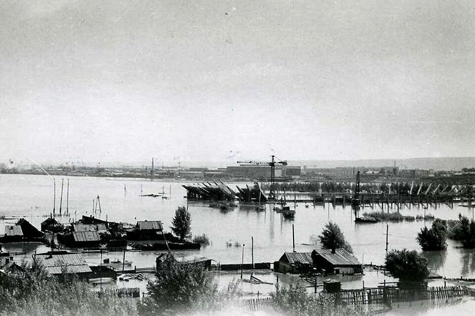     Это было последнее крупное наводнение в Красноярске – затем Енисей усмирили величественной плотиной ГЭС