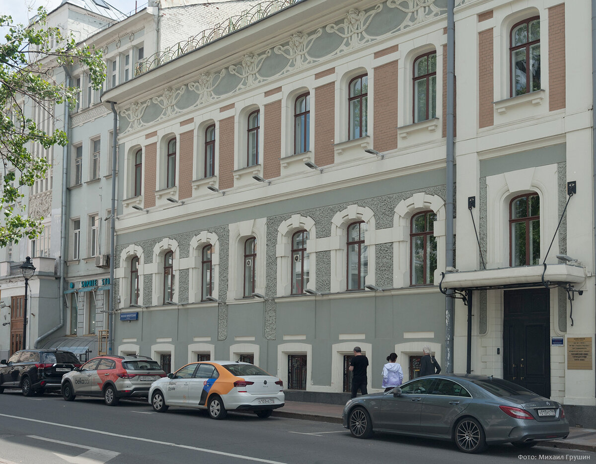 Малая Никитская улица. Дома 35 и 33 (справа налево). 30 мая 2023 года. Фото автора