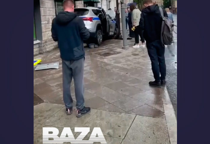 Полицейский автомобиль вылетел на тротуар в центре Москвы 