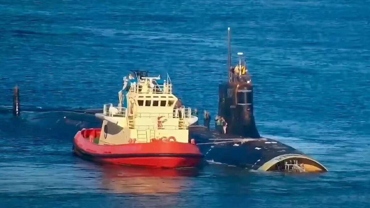 Многоцелевая атомная подводная лодка "Коннектикут" ВМС США в гавани Сан-Диего после столкновения с подводной скалой (уже без носового обтекателя). Изображение: скриншот из видео