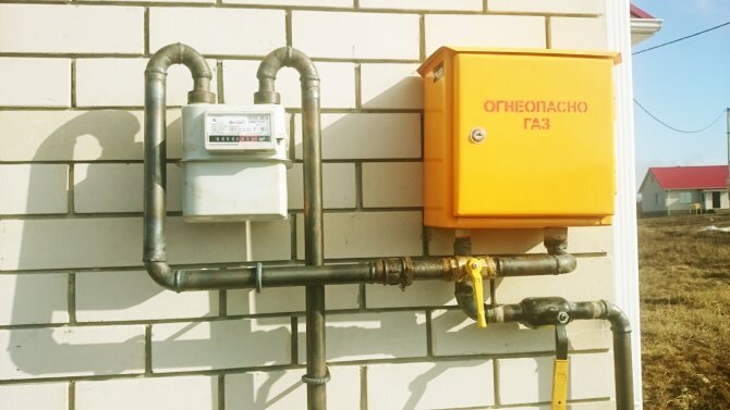 Смонтированное газовое оборудование загородного дома. 