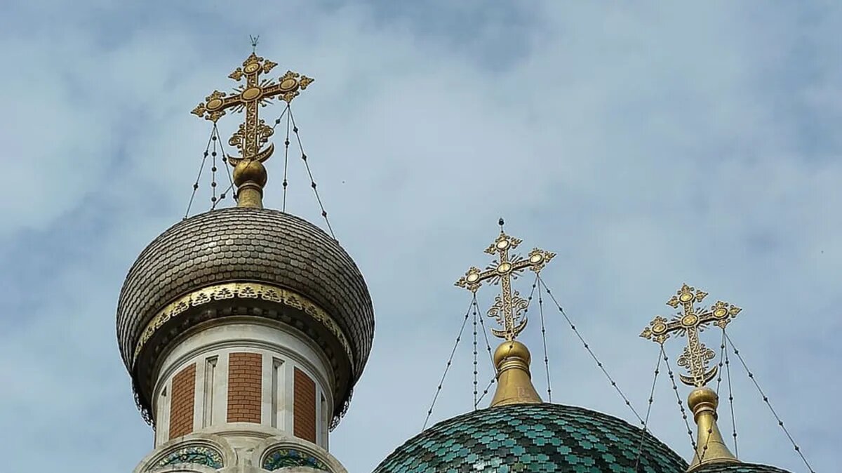 Из церкви люди берут веточки. Фото: www.piqsels.com