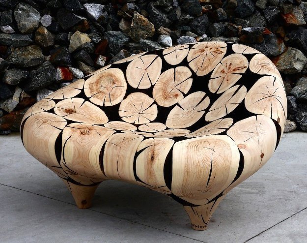 Кресло из дерева и смолы