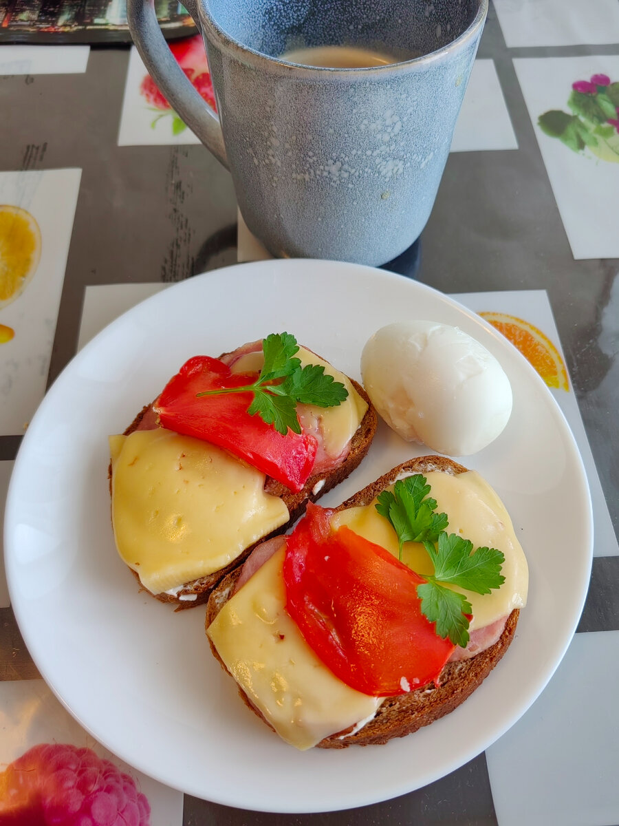 Когда предвкушаешь завтрак в одиночестве, но кто-то уже стоит рядом и тянет тебя за коленку. В итоге быстро ешь все на ходу