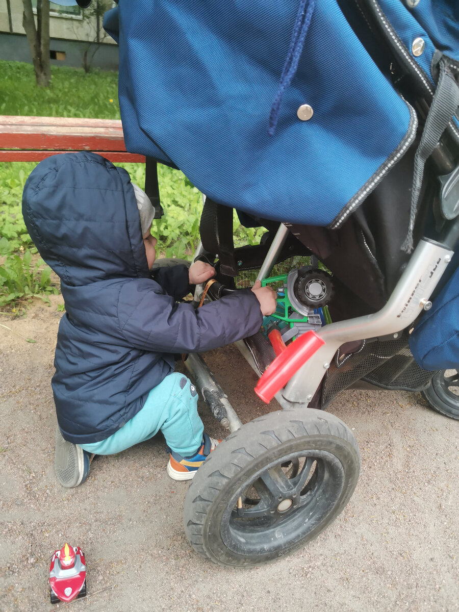 Петя достает игрушки