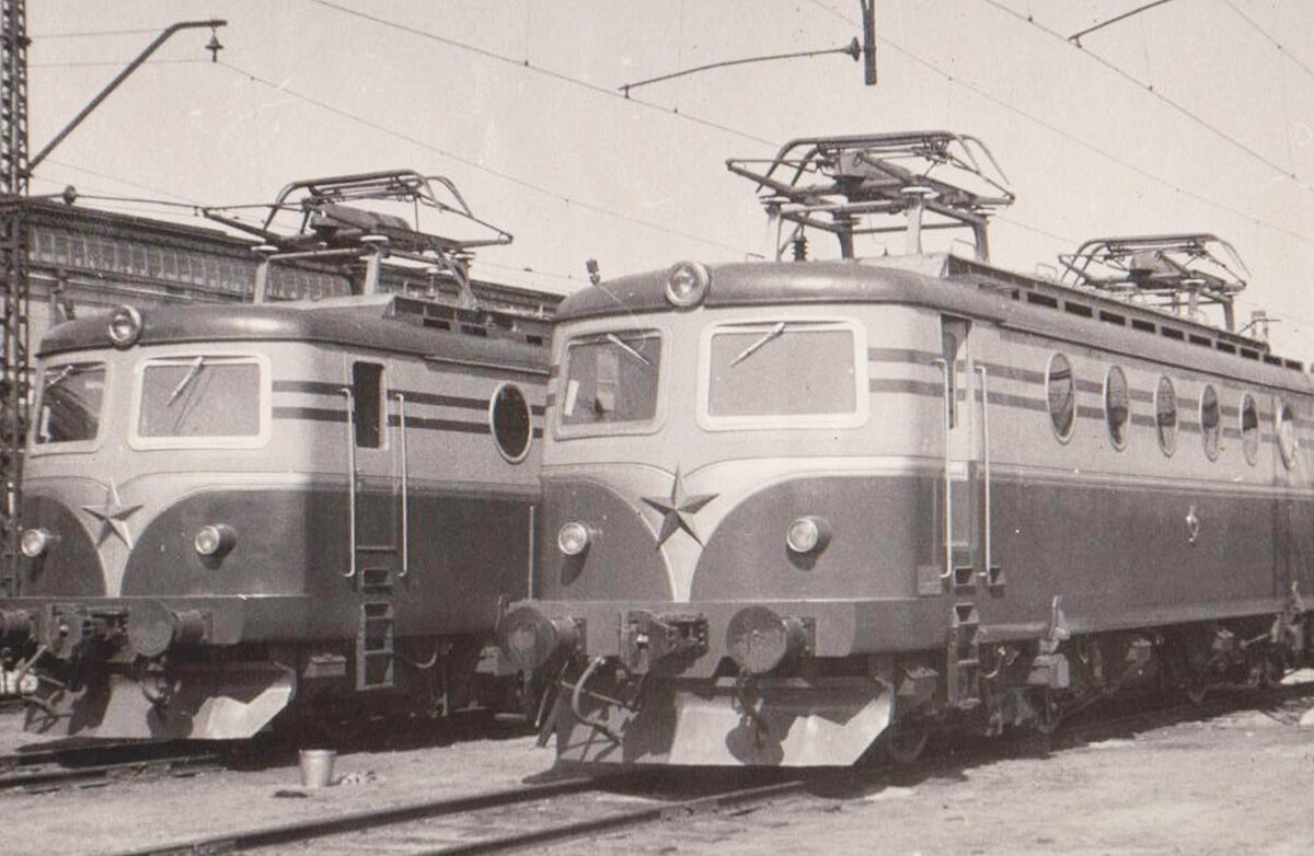 ЧС1-001 и ЧС1-002 в электродепо Перерва, весна 1957 г.